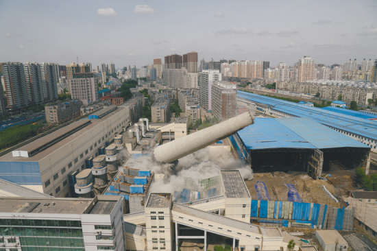 沈陽最高最大熱水鍋爐煙囪昨日被拆